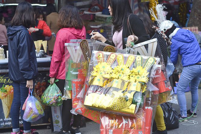 Người dân Hà Nội chen chân mua đồ ông Công ông Táo